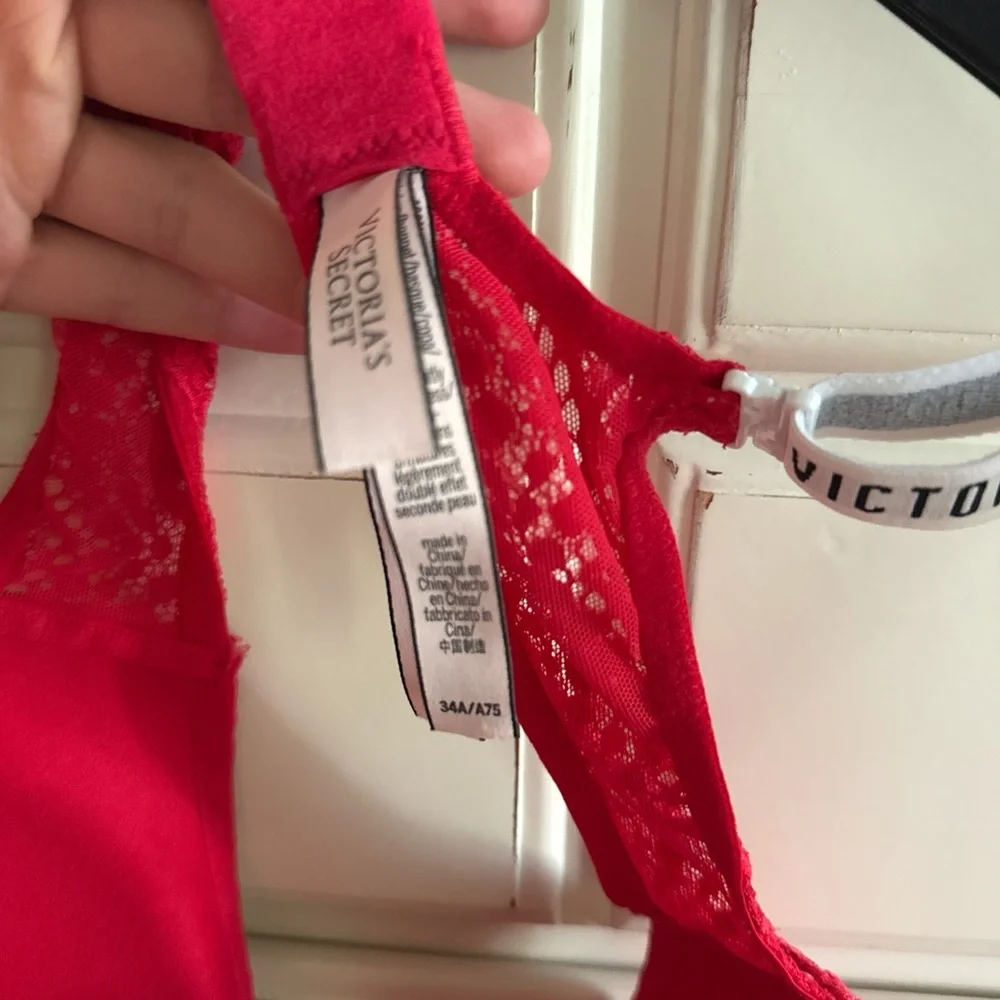 Victoria’s Secret Lace Bra - Picture 3 of 3